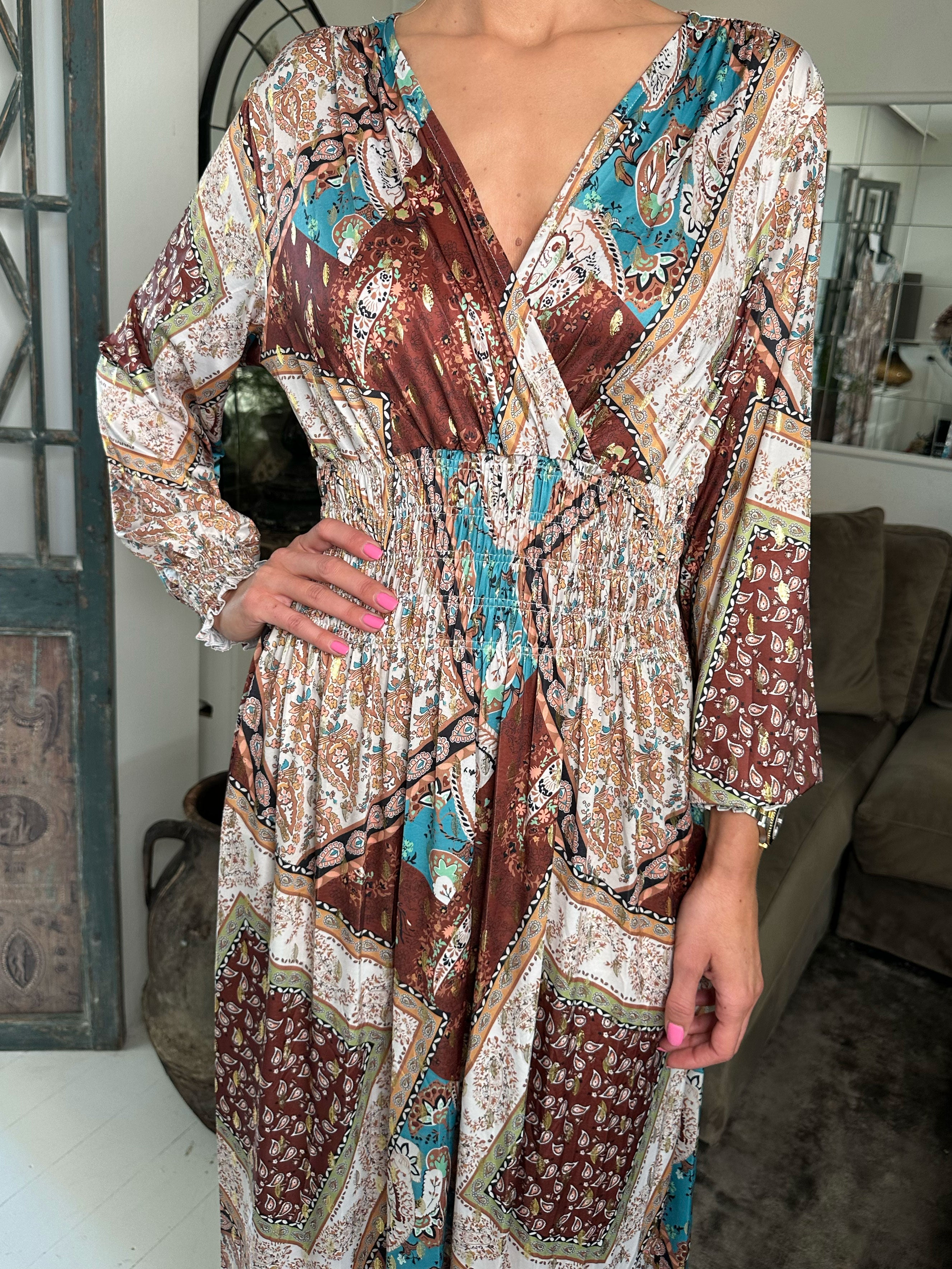 Pams Paisley L/S - Lång elastisk klänning i skrynkelfritt tyg med långa ärmar